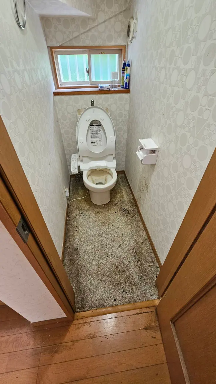 トイレ室内の清掃前。便器と床面に強い汚れが付着している状態