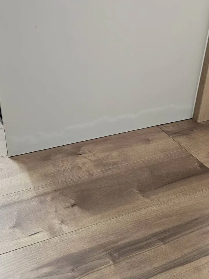 白い収納の側面の下のほうに、水に浸かった跡が線のように残っている