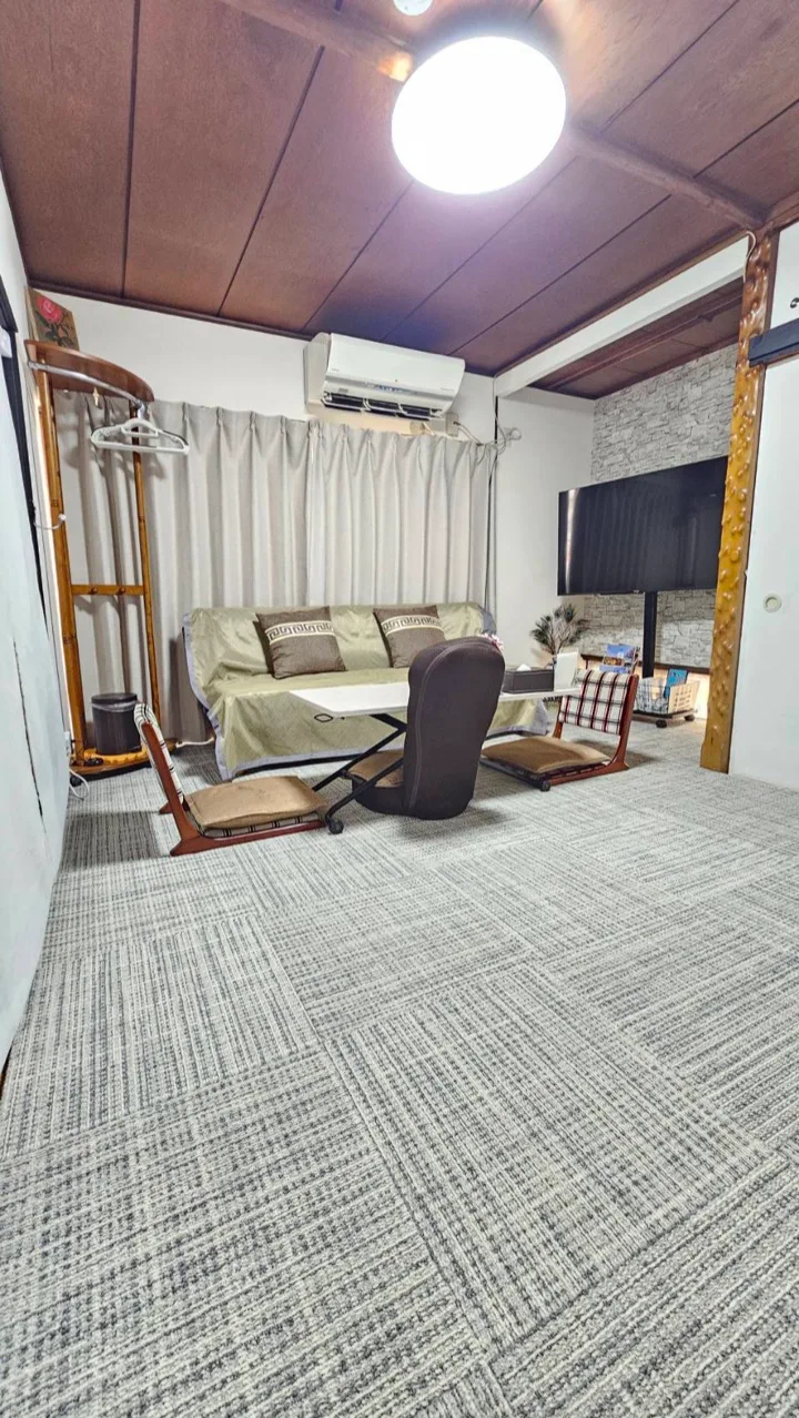自社運営の宿 YA House のリビング。ホテルのような清潔感を目指した客室整備